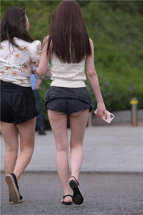 热裤月牙美腿小姐姐(112P)[2.27G/JPG]