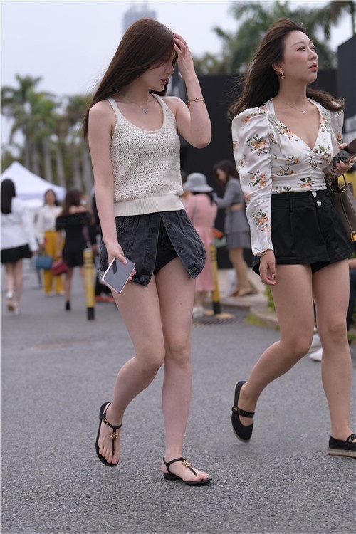 热裤月牙美腿小姐姐(112P)[2.27G/JPG]