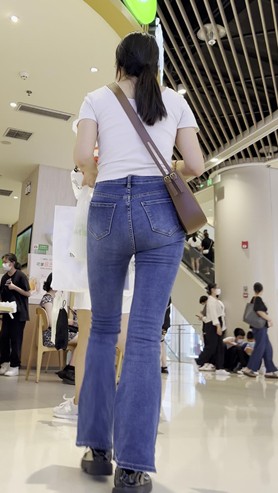 带黑框眼睛的牛仔裤女孩[2.4G/MP4]