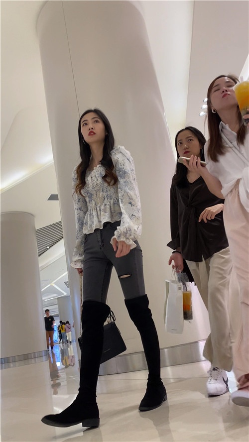 黑色长靴牛仔裤小姐姐[1.45G/MP4]