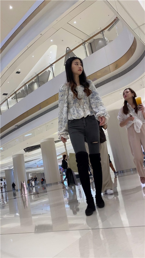 黑色长靴牛仔裤小姐姐[1.45G/MP4]