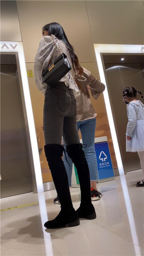 黑色长靴牛仔裤小姐姐[1.45G/MP4]