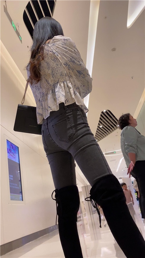 黑色长靴牛仔裤小姐姐[1.45G/MP4]