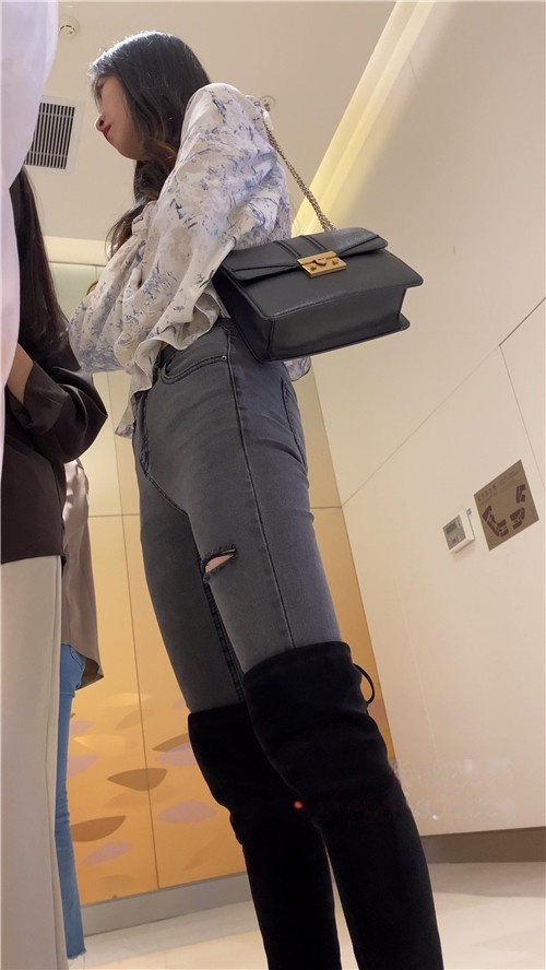 黑色长靴牛仔裤小姐姐[1.45G/MP4]