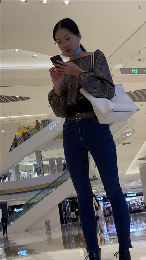 苗条长腿紧牛小姐姐[2.14G/MP4]