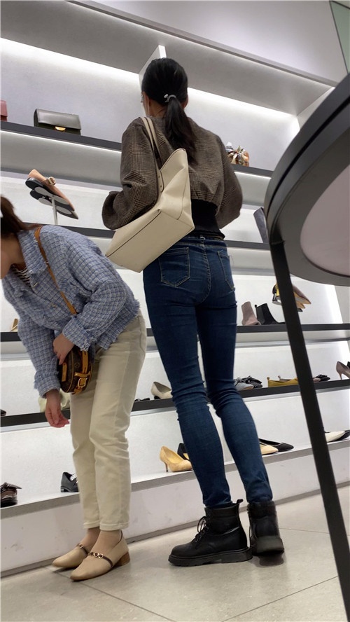 苗条长腿紧牛小姐姐[2.14G/MP4]