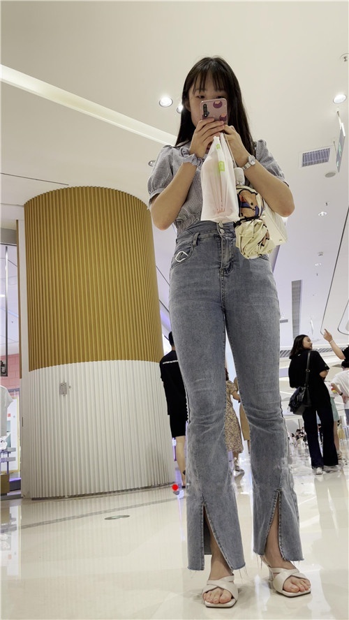 紧身蓝牛仔小姐姐[4.06G/MP4]