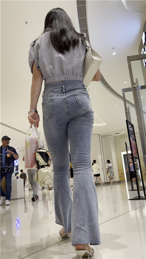 紧身蓝牛仔小姐姐[4.06G/MP4]