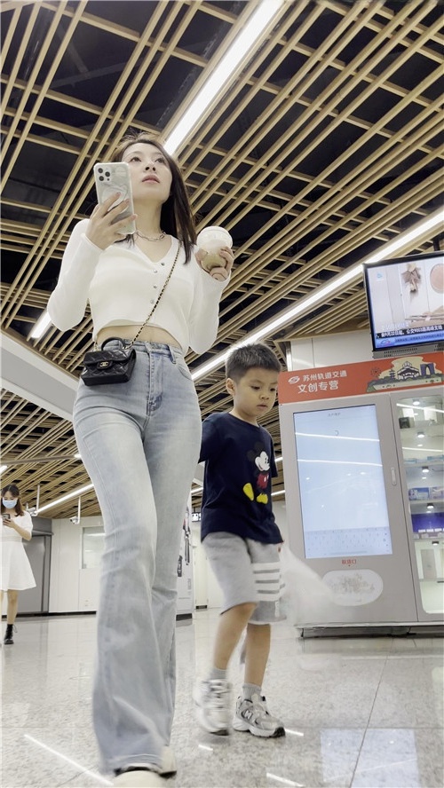 圆润紧牛美女[1.65G/MP4]