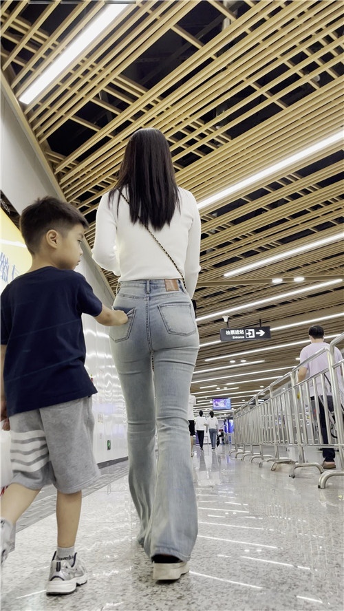 圆润紧牛美女[1.65G/MP4]