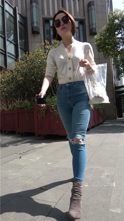 短发紧牛小姐姐[2.32G/MP4]