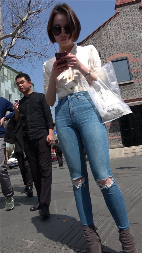 短发紧牛小姐姐[2.32G/MP4]