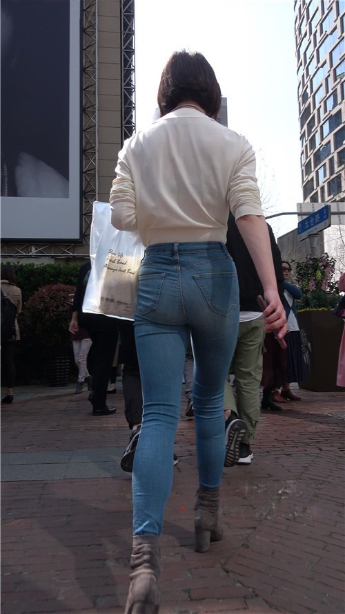 短发紧牛小姐姐[2.32G/MP4]