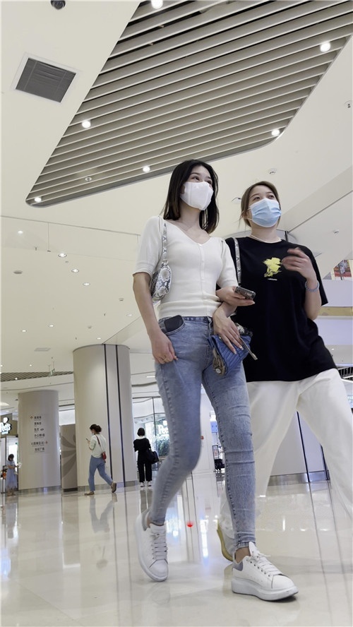 苗条软妹漂亮的牛仔美女[1.15G/MP4]