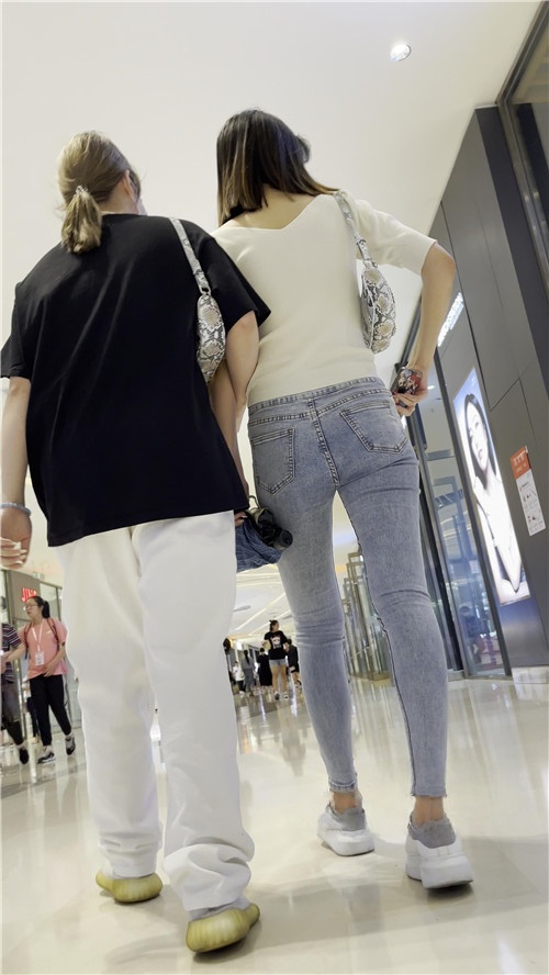 苗条软妹漂亮的牛仔美女[1.15G/MP4]