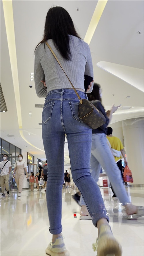 商场里的紧牛美女[1.54G/MP4]