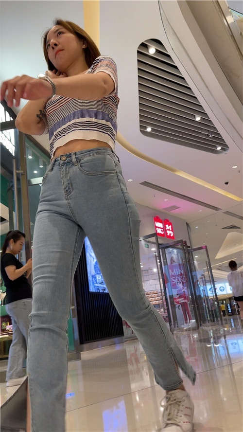 圆润牛仔小姐姐[476M/MP4]