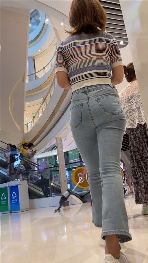 圆润牛仔小姐姐[476M/MP4]