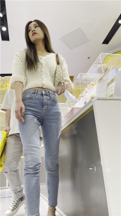 苗条的蓝牛美女[971M/MP4]