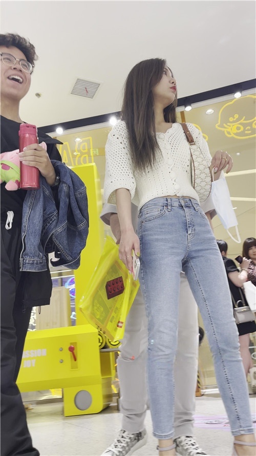 苗条的蓝牛美女[971M/MP4]