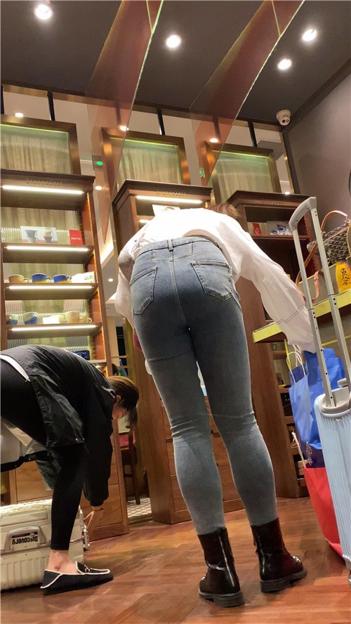 漂亮的紧牛小姐姐[3.09G/MP4]