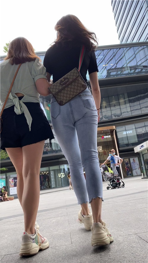 浅牛紧身美女[4.31G/MP4]