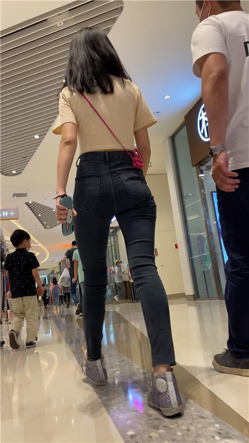 牛仔紧身裤小姐姐[889M/MP4]