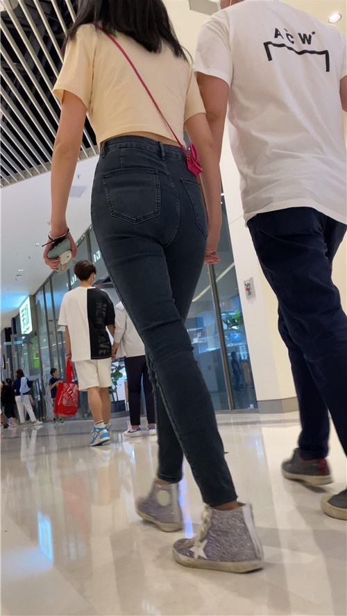 牛仔紧身裤小姐姐[889M/MP4]