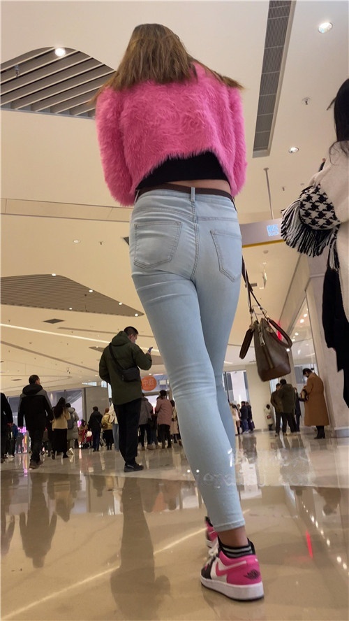 极品紧牛小姐姐[4.12G/MP4]