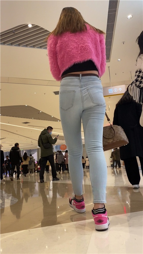 极品紧牛小姐姐[4.12G/MP4]