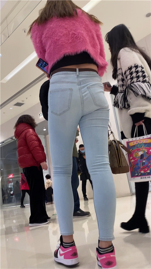 极品紧牛小姐姐[4.12G/MP4]