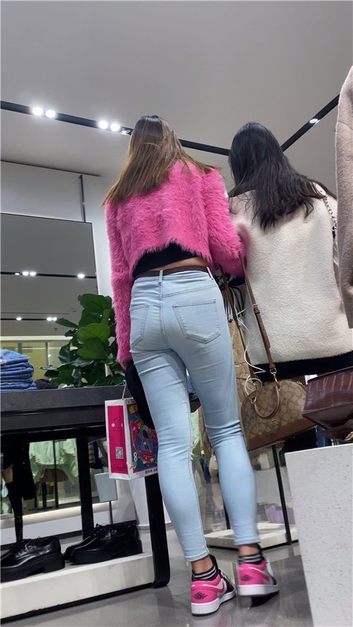 极品紧牛小姐姐[4.12G/MP4]