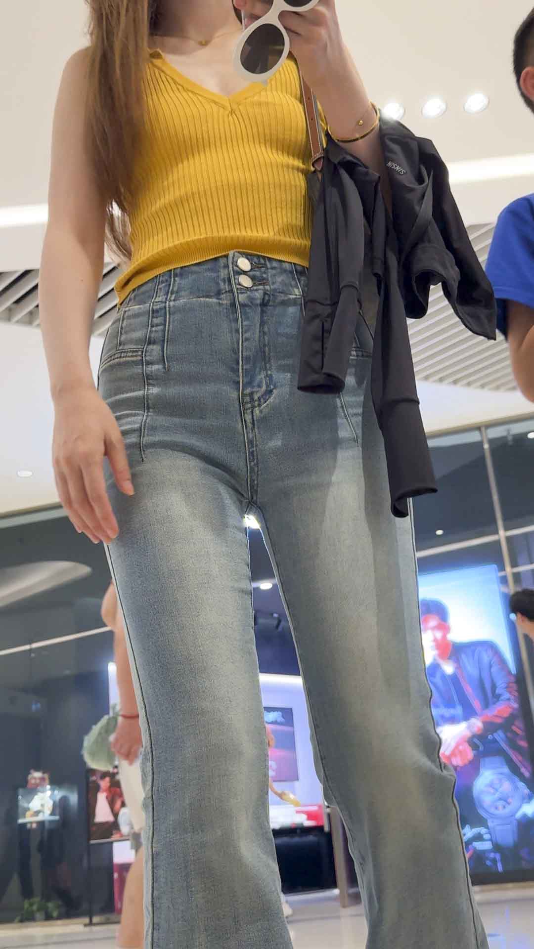 牛仔裤紧绷勾勒臀腿(1.17G)