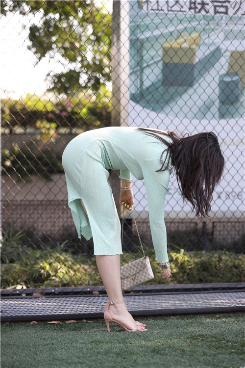 模拍漂亮的绿色连体真空美女【套图+视频】