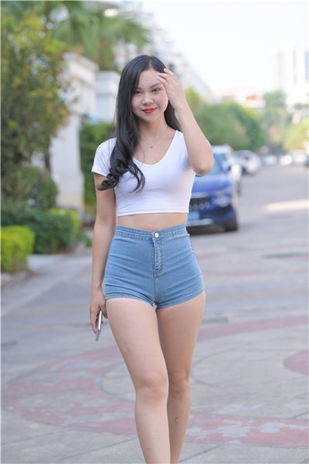 模拍高腰热裤月牙美女【套图+视频】