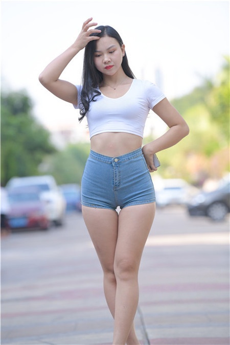 模拍高腰热裤月牙美女【套图+视频】
