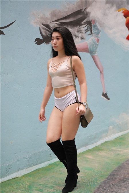 （视频+套图）吊带短裤月牙美女