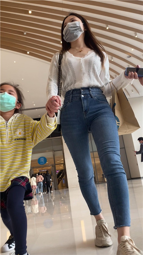 蓝色高腰牛仔裤美女[2.42G/MP4]