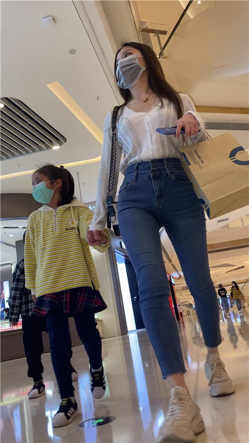 蓝色高腰牛仔裤美女[2.42G/MP4]