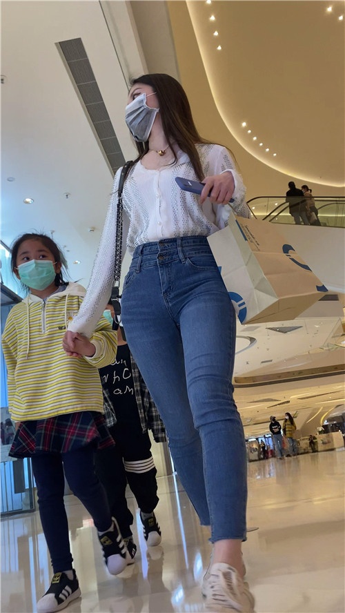 蓝色高腰牛仔裤美女[2.42G/MP4]