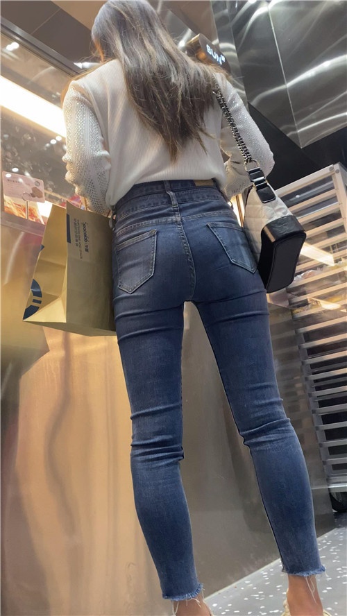 蓝色高腰牛仔裤美女[2.42G/MP4]