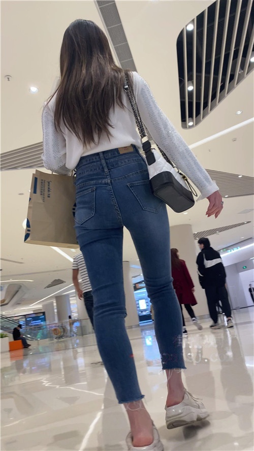 蓝色高腰牛仔裤美女[2.42G/MP4]