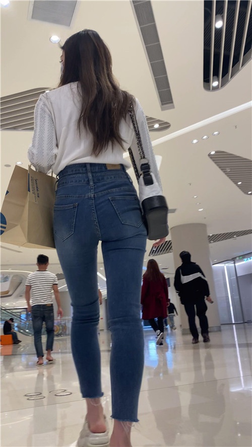 蓝色高腰牛仔裤美女[2.42G/MP4]