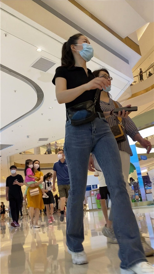 商场里的牛仔裤美女[2.42G/MP4]