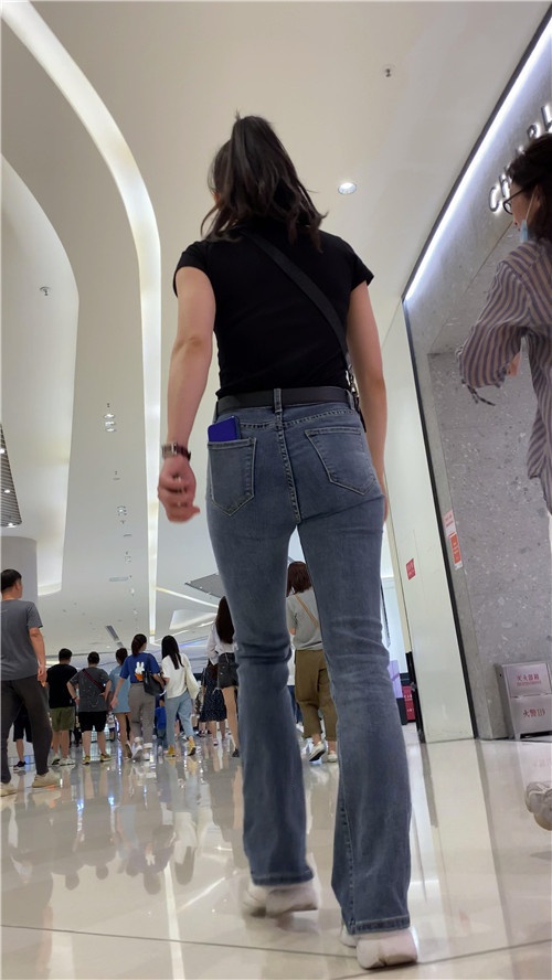 商场里的牛仔裤美女[2.42G/MP4]