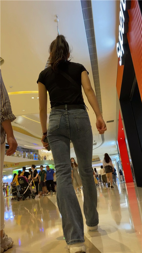 商场里的牛仔裤美女[2.42G/MP4]