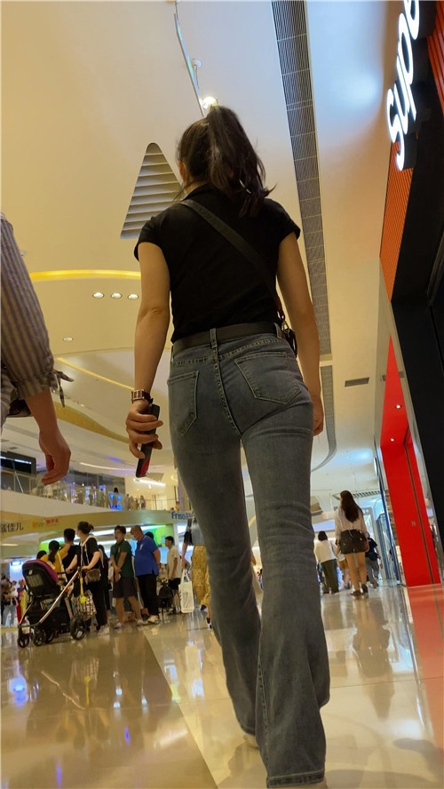 商场里的牛仔裤美女[2.42G/MP4]