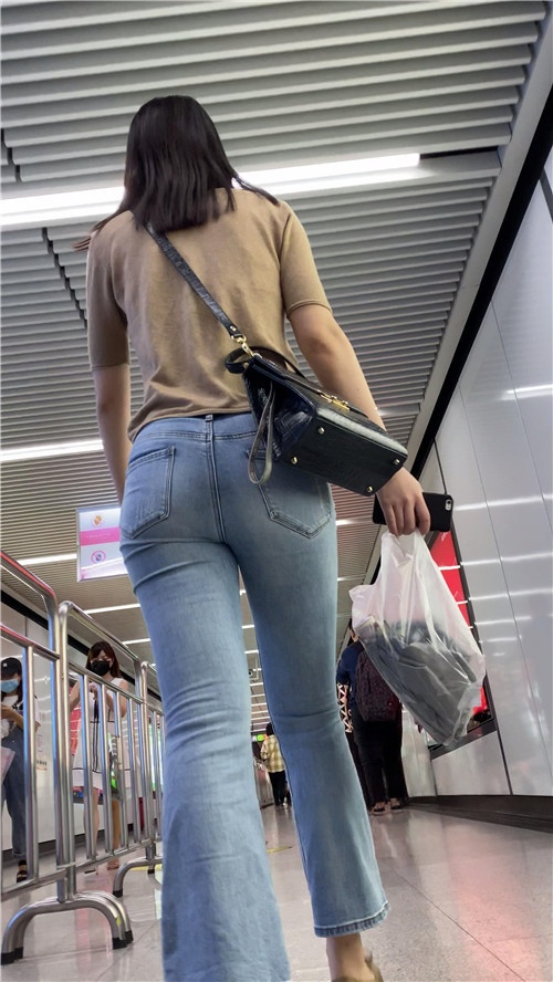 等地铁的紧牛小姐姐[997M/MP4]