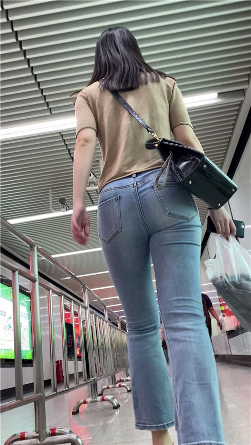 等地铁的紧牛小姐姐[997M/MP4]