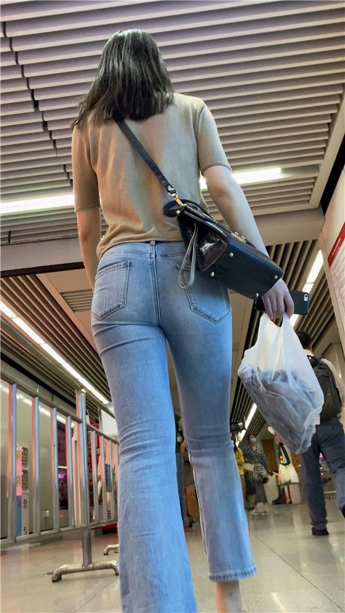 等地铁的紧牛小姐姐[997M/MP4]